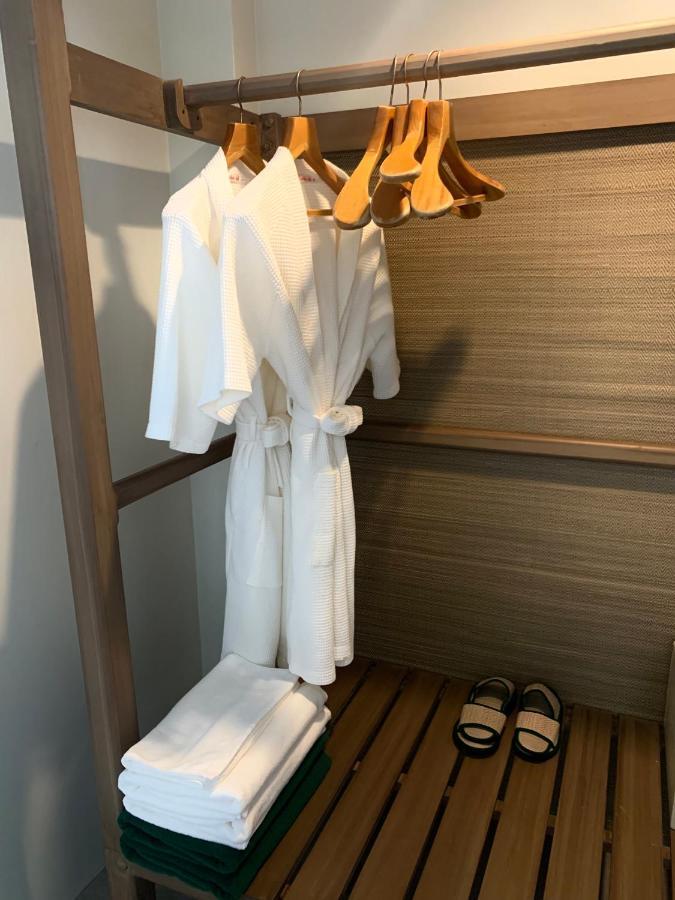 Thailändisches Zweibettzimmer im regionalen Stil mit Balkon