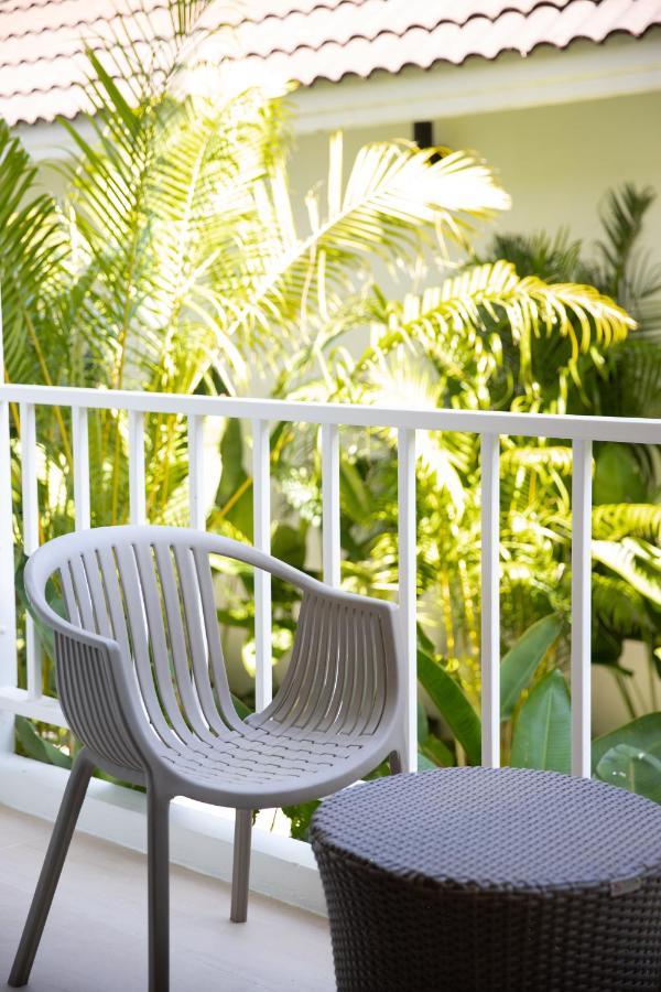 Schlicht eingerichtetes thailändisches Doppelzimmer mit Balkon